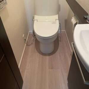 トイレ床貼替工事！